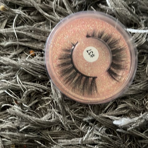 Lashes - Picture 5 of 10